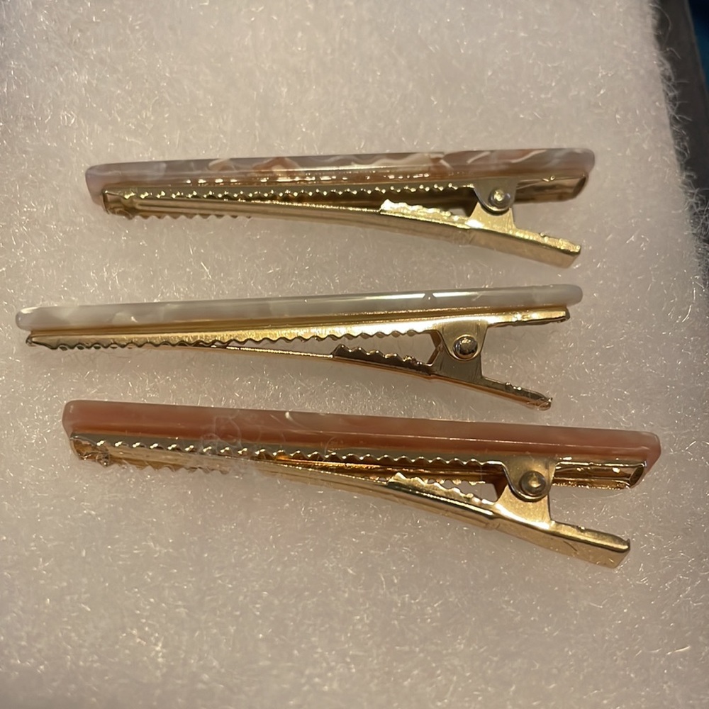 🌻3 for $25 🌻Alligator Hair Clips, marble colored. Set of 3. - Picture 2 of 3